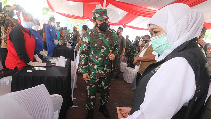 Panglima TNI dan Kapolri Tinjau Vaksinasi Massal di Kediri - Bagian 2