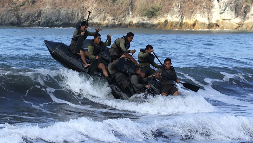 Pasukan Elite Indonesia dan AS Terjang Ombak Besar dengan Perahu Karet - Bagian 1