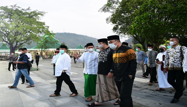 Salat Subuh Berjamaah di Sumedang, Ridwan Kamil-Anies Baswedan Bicara Ini