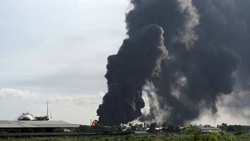 Kilang Minyak Pertamina Masih Terbakar, Asap Hitam Membubung Tinggi - Bagian 1