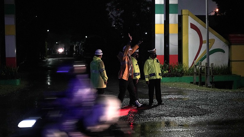 Kilang Minyak Pertamina Cilacap Kebakaran, Begini Suasana Depan Lokasi - Bagian 2