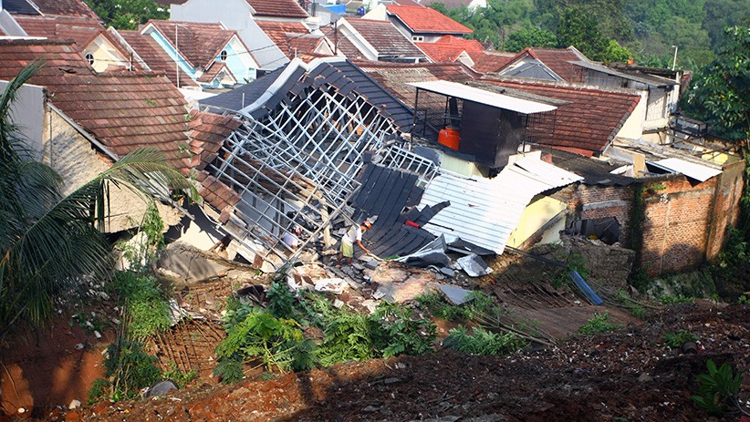 Rumah Hancur Tertimpa Tanah Longsor di Ciputat - Bagian 1