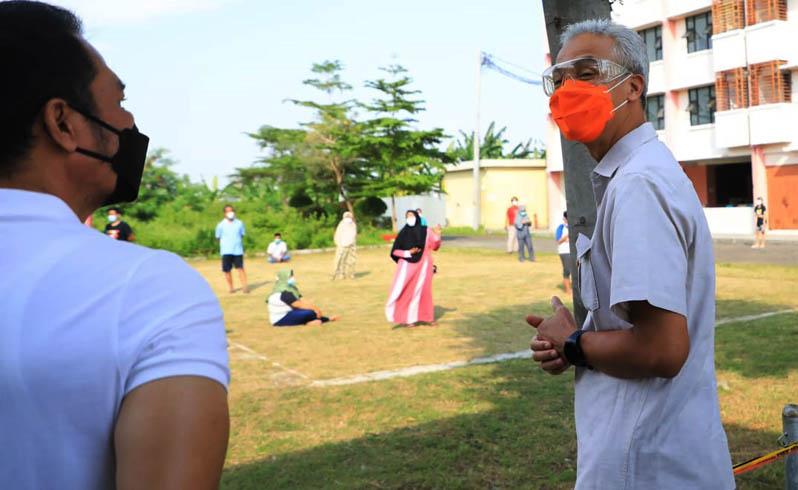 Ganjar Tegur 2 Petugas Rusunawa Kudus karena Tak Pakai Masker