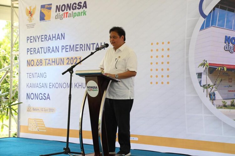 Kembangkan Kawasan Batam, Menko Perekonomian Serahkan PP KEK BAT dan Nongsa