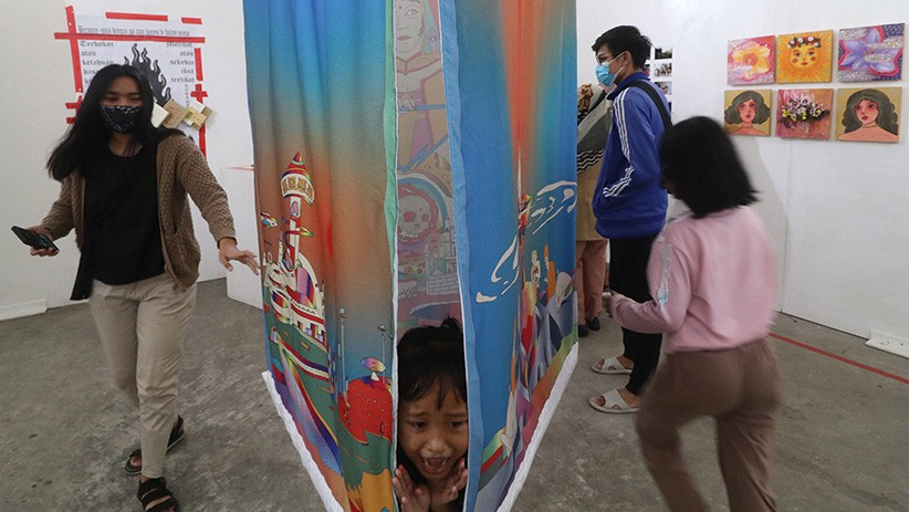 23 Perupa Muda Pamerkan Karya Seni Rupa di Pasar Tradisional - Bagian 2