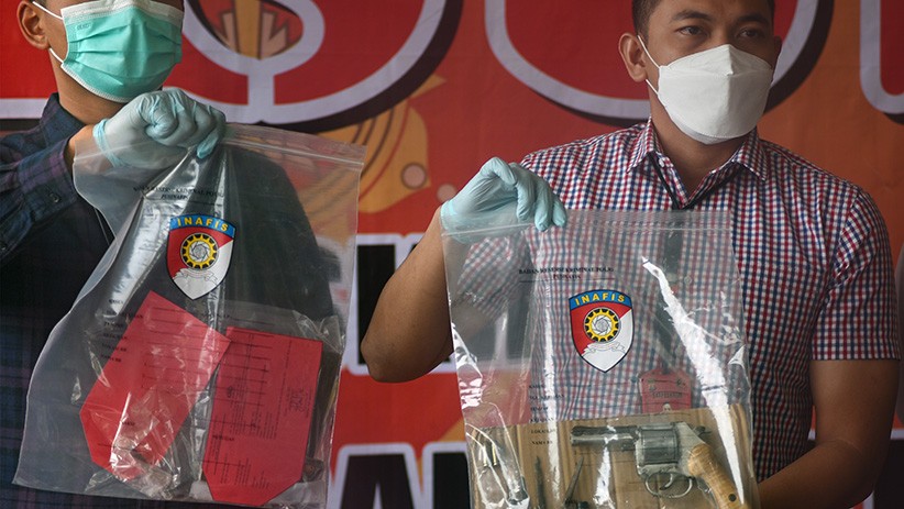 Kawanan Begal Bawa Pistol Beroperasi di Pelosok Kampung - Bagian 2