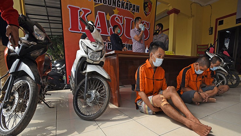 Kawanan Begal Bawa Pistol Beroperasi di Pelosok Kampung - Bagian 1