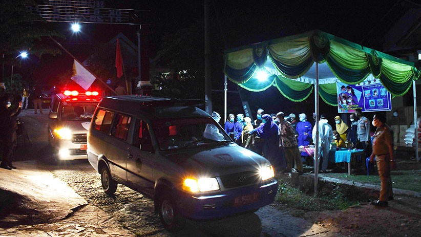 25 Ambulans Jemput 88 Warga Terpapar Covid-19 dari Klaster Hajatan di Madiun - Bagian 1
