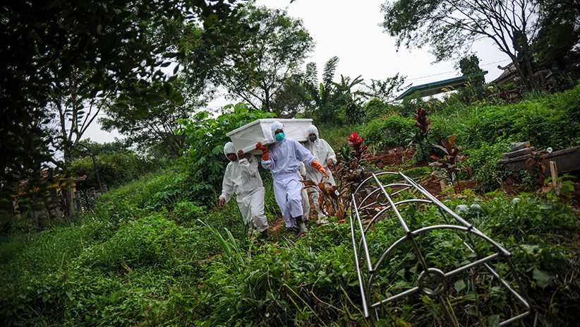 Potret Petugas Makam Kelelahan setelah Mengubur 30 Jenazah Covid Sehari  - Bagian 4