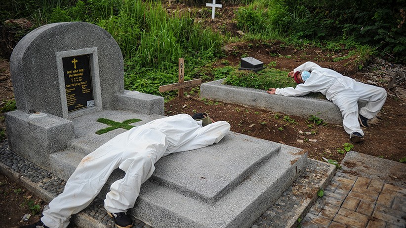 Potret Petugas Makam Kelelahan setelah Mengubur 30 Jenazah Covid Sehari  - Bagian 1