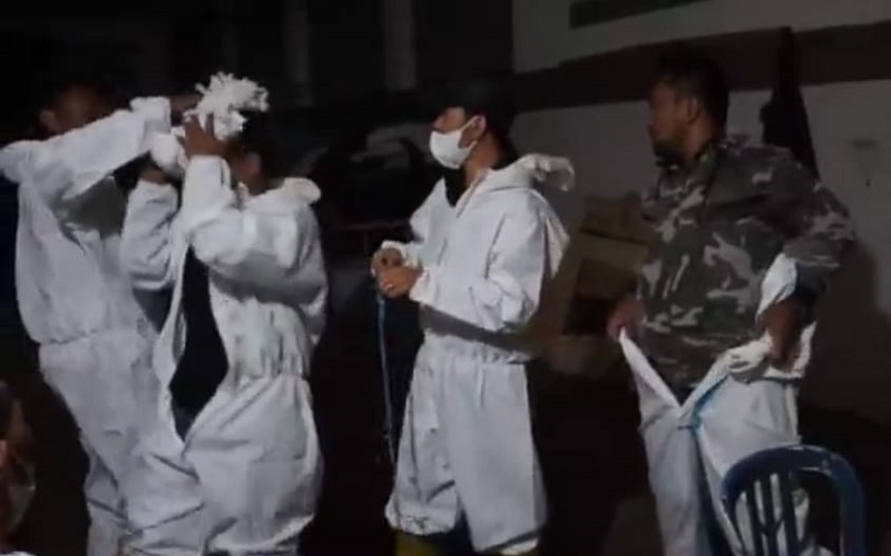 Makamkan Belasan Jenazah Covid-19 per Hari, Relawan Jasa Pikul TPU Cikadut Kewalahan