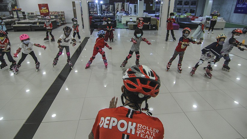 Tingkatkan Kemampuan, Anak-Anak Berlatih Sepatu Roda di Pusat Perbelanjaan  - Bagian 1