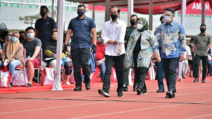 Presiden Jokowi Minta Satgas Gelar Rutin Vaksinasi Massal di Stadion Pakansari - Bagian 1