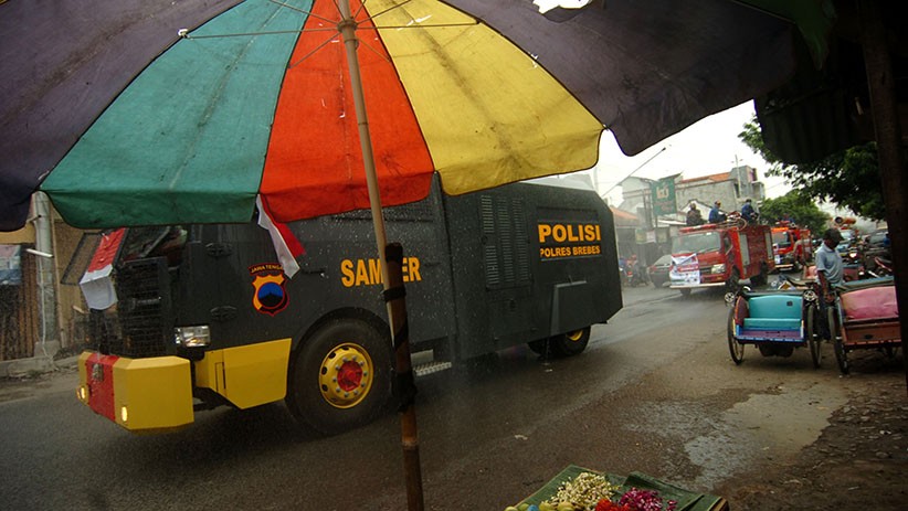 Mobil Water Canon Semprot Pasar Banjaran Tegal dengan Cairan Disinfektan - Bagian 2