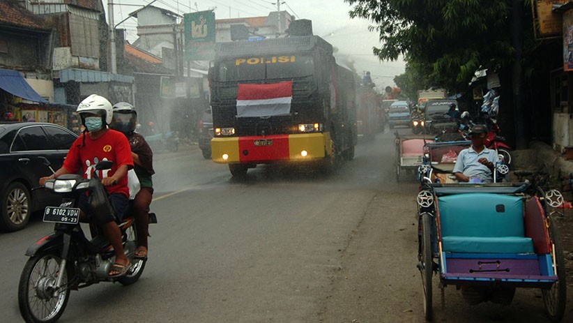 Mobil Water Canon Semprot Pasar Banjaran Tegal dengan Cairan Disinfektan - Bagian 1