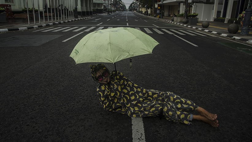 Kawasan Asia Afrika Bandung Ditutup, Warga Pakai Kostum Hantu Tiduran di Jalan - Bagian 1