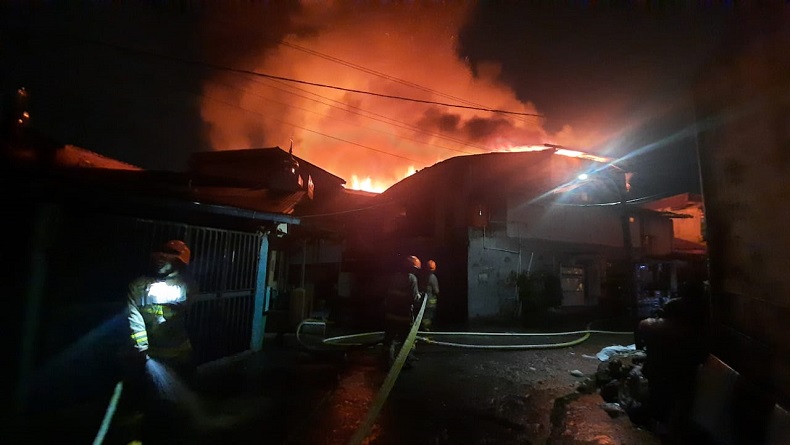 Kobaran Api Lumat Rumah di Jalan Astanaanyar Kota Bandung