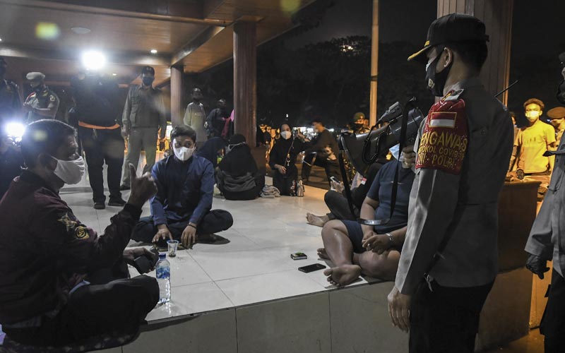 Tekan Penyebaran Covid-19, Petugas Gabungan Gelar Operasi Yustisi di Alun-alun Bekasi - Bagian 1