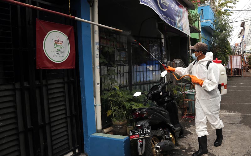 Masuk Zona Merah, Permukiman di Sumur Batu Disemprot Disinfektan - Bagian 4