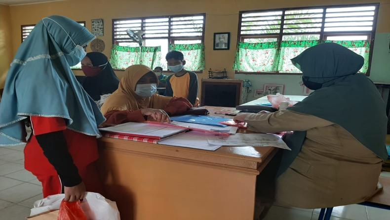 PPDB Online, Guru SMPN 2 Koba Datangi Rumah Calon Siswa Bantu Pendaftaran