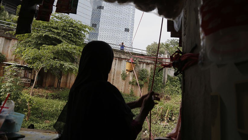 Potret Warung Derek, Transaksi Jual Beli Gunakan Ember dan Tali  - Bagian 1