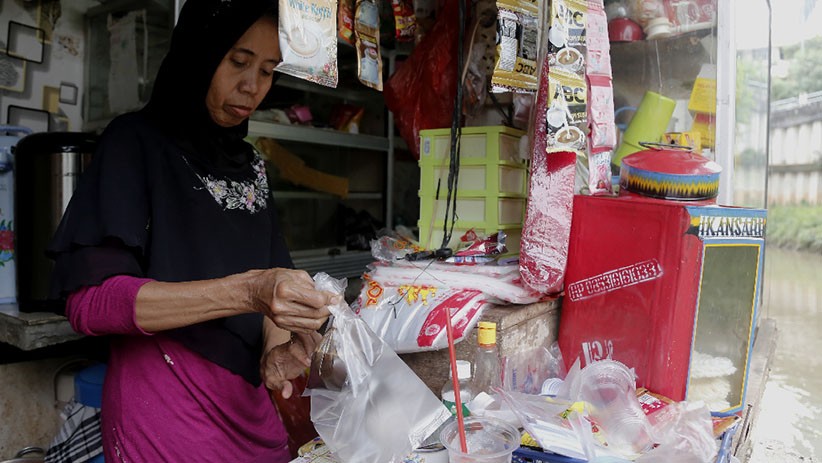 Potret Warung Derek, Transaksi Jual Beli Gunakan Ember dan Tali  - Bagian 4