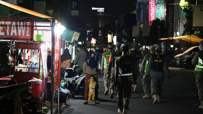 Satpol PP Bubarkan Aktivitas Pedagang dan Restoran Kawasan Jalan Sabang - Bagian 4