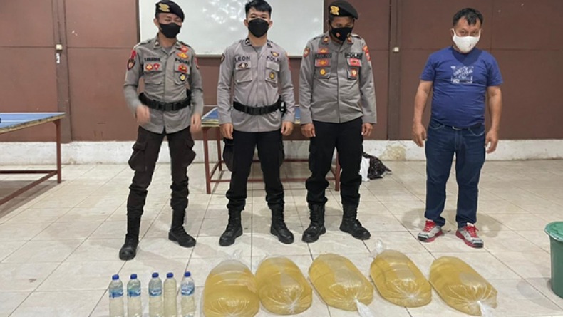 Polres Bolmong Selatan Sita Puluhan Liter Miras Cap Tikus