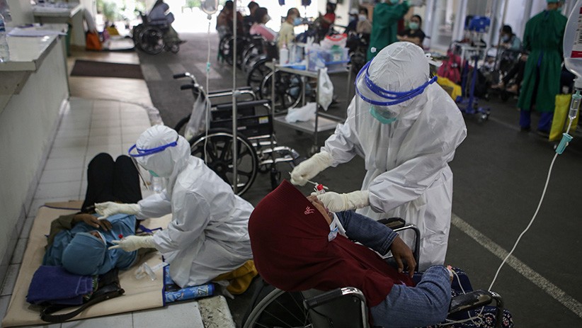Penampakan Pasien Covid-19 Penuhi Selasar RSUD Cengkareng karena IGD Penuh - Bagian 3