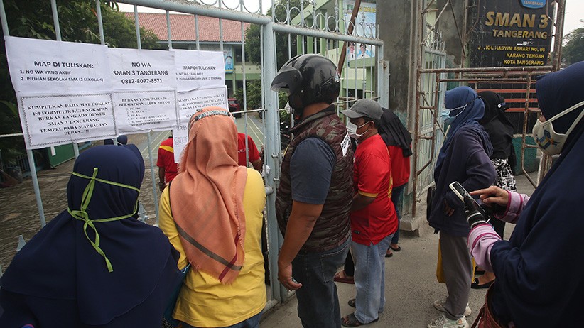 Situs PPDB Banten Eror, Orang Tua Murid Datangi Sekolah - Bagian 1