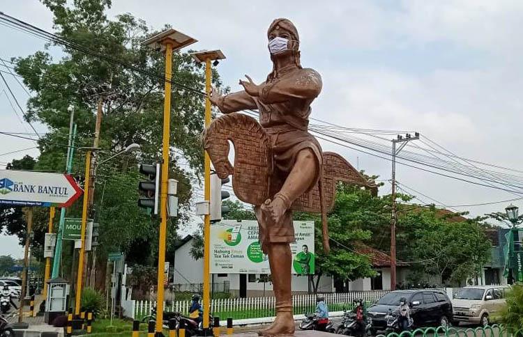 Ajak Masyarakat Disiplin Protokol Kesehatan, Relawan Bantul Pasang Masker pada Patung Jathilan
