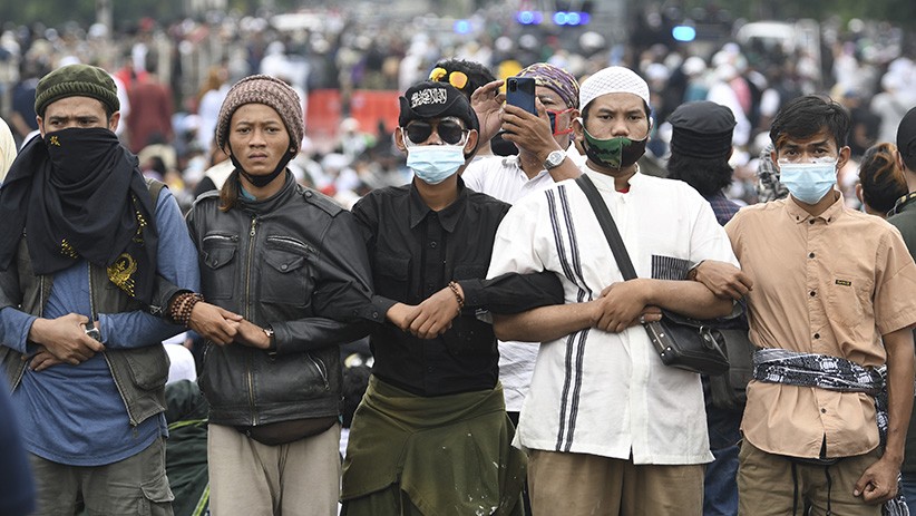 Kompak, Massa Habib Rizieq Bergandengan Tangan Membentuk Barikade Manusia - Bagian 2