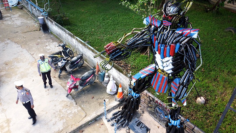 Penampakan Robot Raksasa Buatan Polisi Berbahan Ratusan Knalpot Motor Sitaan - Bagian 1