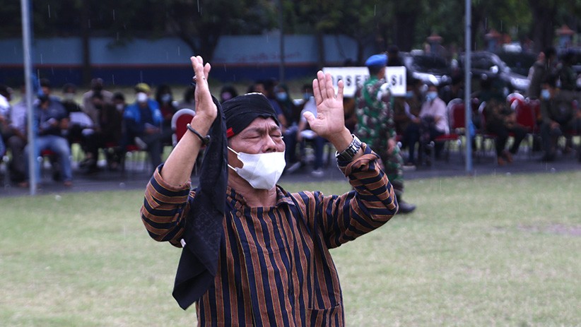 Begini Ritual Pawang Hujan Menggeser Awan Gelap - Bagian 2