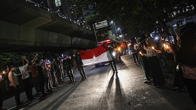 Isak Tangis Iringi Pelepasan Jenazah Tenaga Kesehatan Meninggal Terpapar Covid - Bagian 2