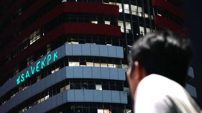 Aktivis Tembakkan Laser Save KPK ke Gedung Merah Putih - Bagian 1