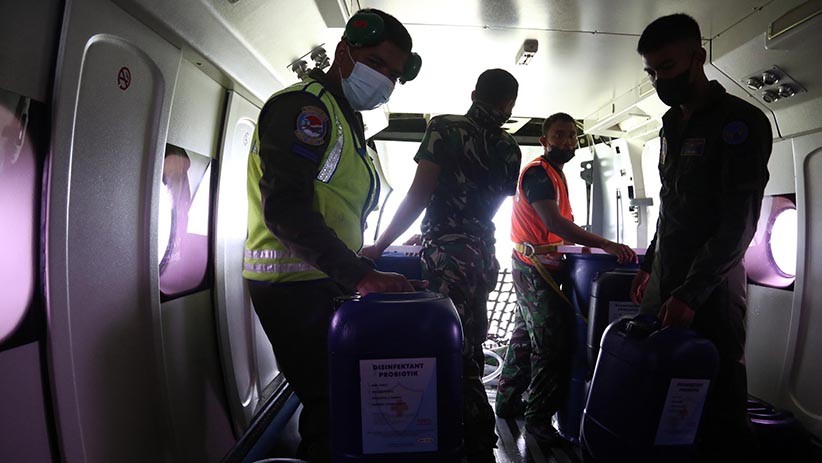 TNI Semprot Kota Surabaya dan Madura dengan Disinfektan dari Ketinggian 500 Kaki - Bagian 4