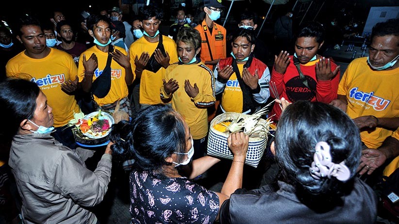 Penumpang KMP Yunicee Selamat Jalani Ritual saat Tiba di Pelabuhan Gilimanuk - Bagian 1