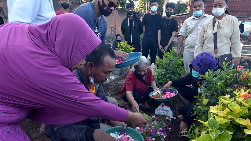 Suasana Haru Pemakaman Kakak Beradik Korban KMP Yunicee Tenggelam - Bagian 1