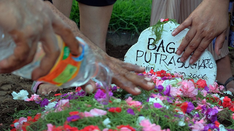 Suasana Haru Pemakaman Kakak Beradik Korban KMP Yunicee Tenggelam - Bagian 3