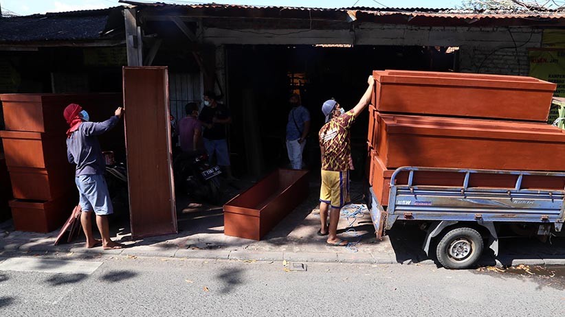 Perajin Kayu Kewalahan Banyak Pesanan Peti Mati Khusus Jenazah Covid - Bagian 2