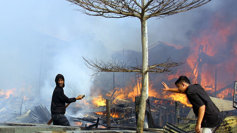 8 Rumah dan 1 Masjid Hangus Terbakar di Kawasan Padat Penduduk Kota Dumai - Bagian 1