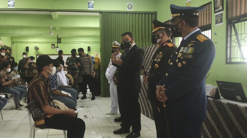 Gubernur Anies Pantau Vaksinasi Anak di SMAN 20 - Bagian 2