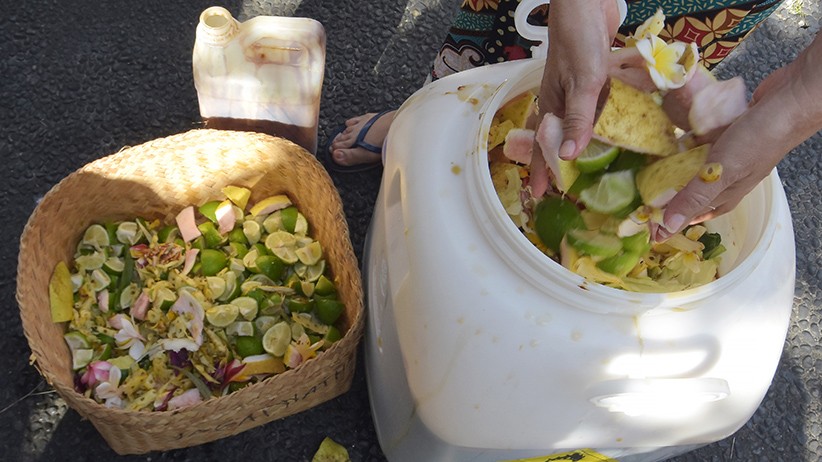 Warga Bali Ubah Bekas Sesajen Menjadi Cairan Eco Enzyme - Bagian 3