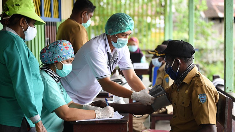 Luar Biasa, Tenaga Kesehatan Jemput Bola Vaksinasi Warga Asmat ke Kampung-Kampung - Bagian 2