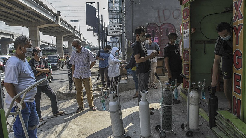 Antrean Warga Bekasi Isi Ulang Tabung Gas Oksigen Medis - Bagian 1