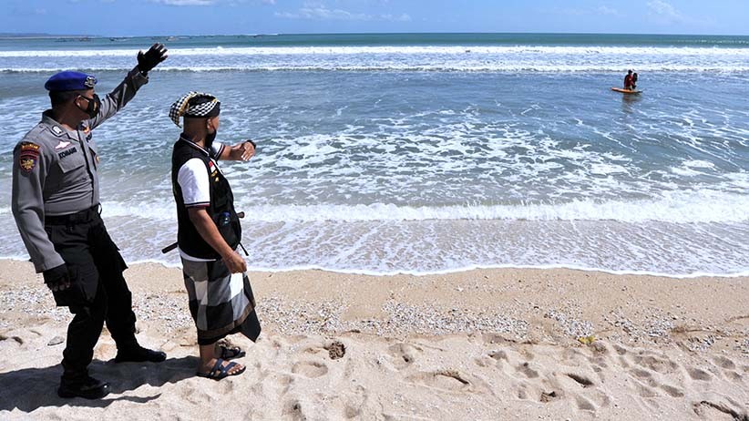 Pantai Kuta Dijaga Pecalang, Wisatawan Dilarang Masuk - Bagian 1