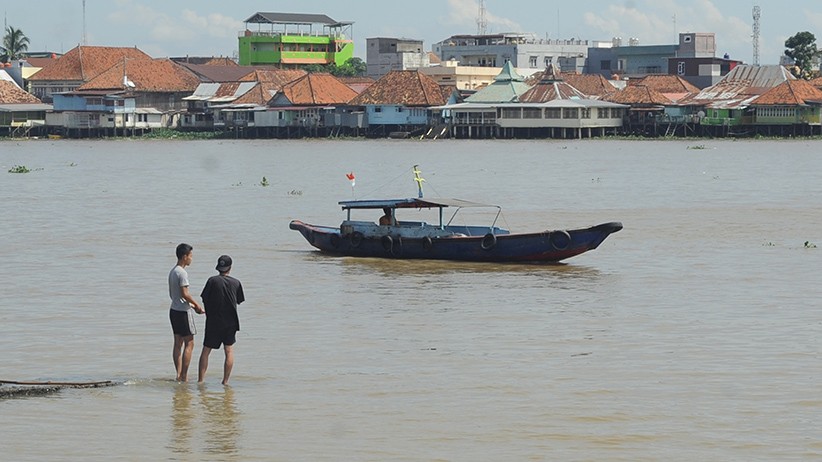 Musim Kemarau, Debit Air Sungai Musi Turun 2,5 - 4 Meter - Bagian 1