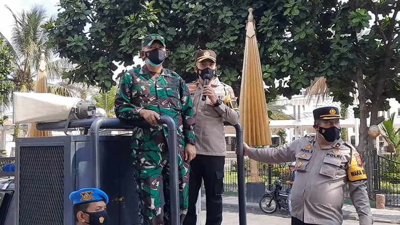 Warga dan Pedagang Berkerumun di Taman Kota Tasikmalaya Dibubarkan Petugas
