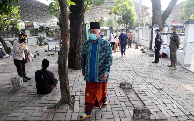 Petugas Gabungan Bubarkan Peziarah di Makam Sunan Ampel Surabaya - Bagian 3